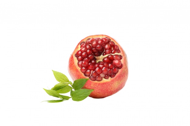 Granatapfel lokalisiert auf weißem Hintergrund. Saftige Früchte