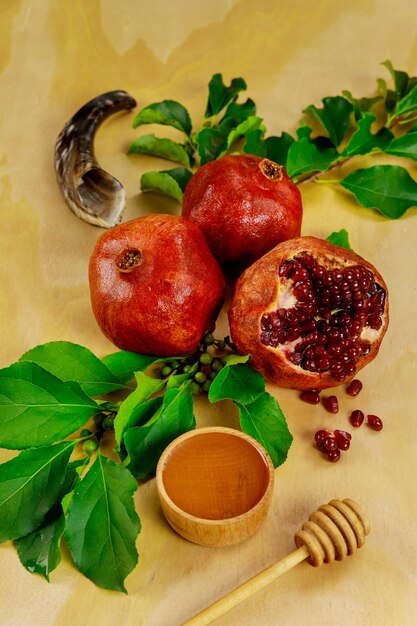 Granatapfel mit reifen Samen und Honig für das jüdische Neujahr Rosh Hashanah.