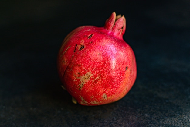 Granatapfel rote Frucht süß auf dem Tisch