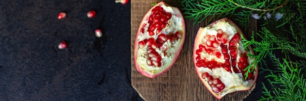 Granatapfel rote Frucht süße Weihnachten Dessert auf dem Tisch Neujahr behandeln