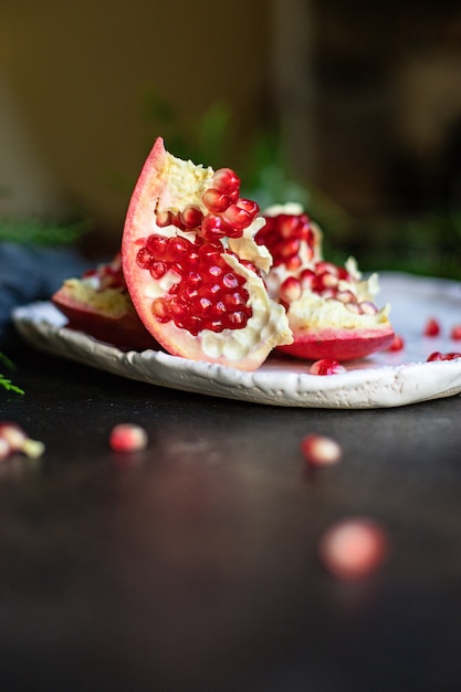 Granatapfel süße reife rote Frucht auf dem Tisch