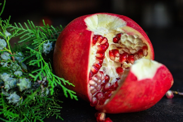 Granatapfel süße rote Frucht auf dem Tisch