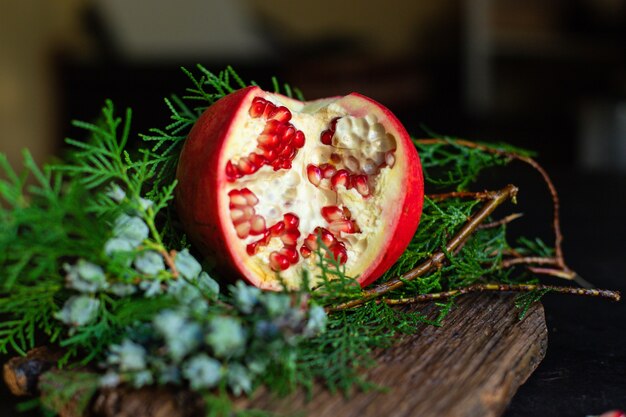 Granatapfel süße rote Frucht auf dem Tisch