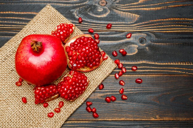 Granatapfel und Samen auf Holztisch