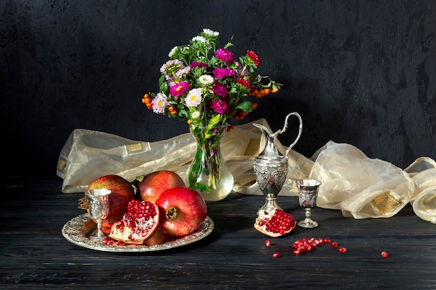 Granatapfel und Stielgläser mit Likör