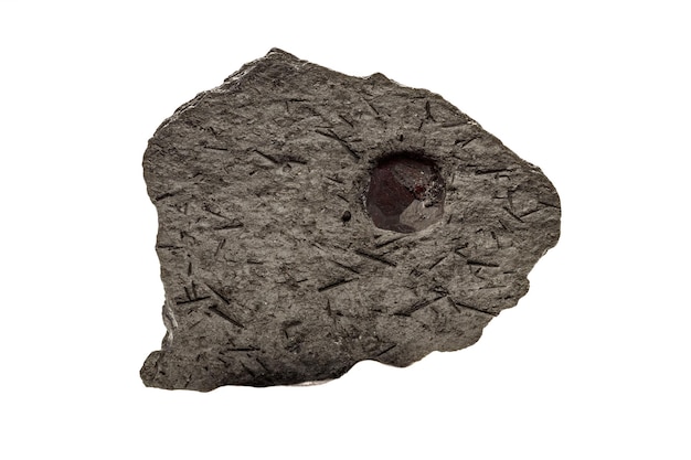 Granate de piedra mineral macro en roca sobre un fondo blanco