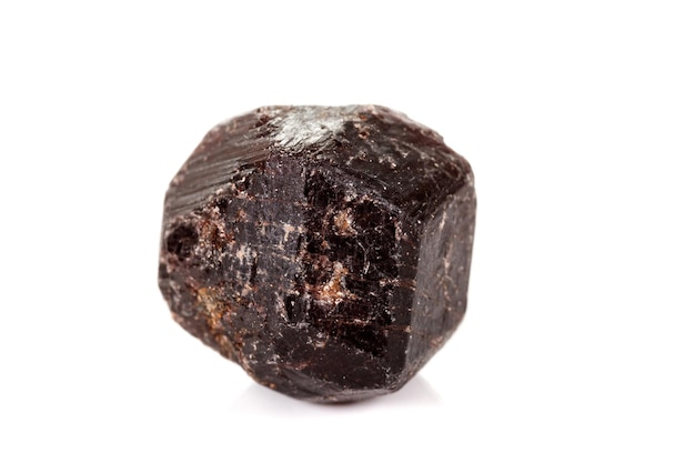 Granate de piedra mineral macro sobre un fondo blanco