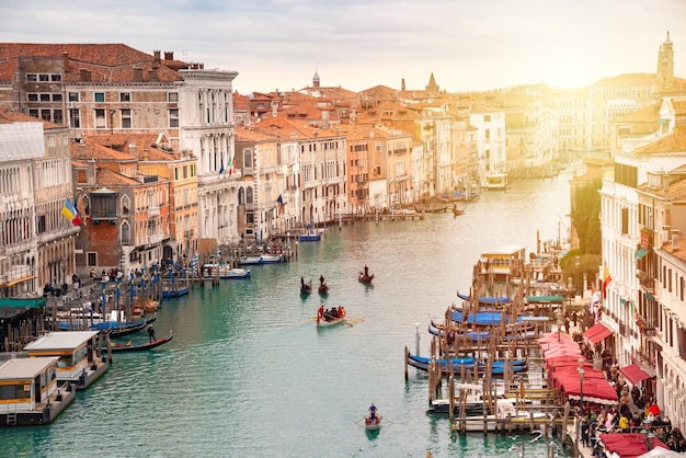 Grand Canal com as gôndolas em Veneza Itália