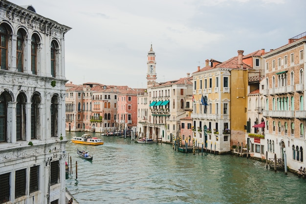 Grand Canal com barcos, Vêneto, Itália. Vaporetto no Grand Canal.