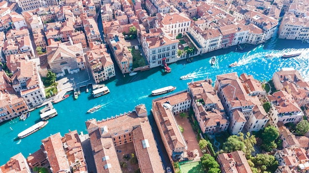 Grand Canal der Stadt Venedig und beherbergt Luftdrohnenansicht, Stadtbild der Insel Venedig und venezianische Lagune von oben, Italien