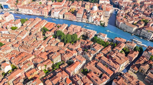 Grand Canal der Stadt Venedig und beherbergt Luftdrohnenblick, Stadtbild der Insel Venedig und venezianische Lagune von oben, Italien