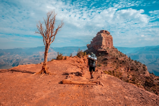 Grand Canyon, Arizona, Estados Unidos, agosto de 2019 South Kaibab Trailhead, um jovem carregado com a mochila descendo durante a caminhada.