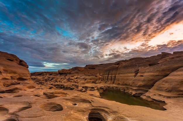 Grand Canyon in Thailand Natürlicher Felsschlucht in Mekhong River Hat Chom Dao oder Chomdao Beach