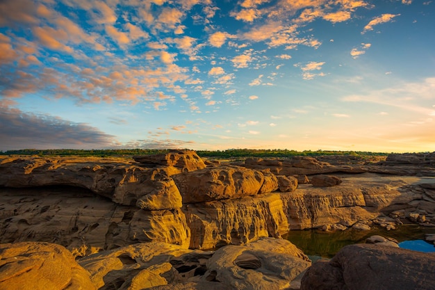 Grand Canyon na Tailândia Desfiladeiro natural de rocha no rio Mekhong Hat Chom Dao ou Praia de Chomdao