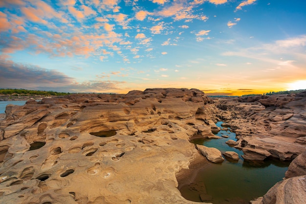 Grand Canyon na Tailândia Desfiladeiro natural de rocha no rio Mekhong Hat Chom