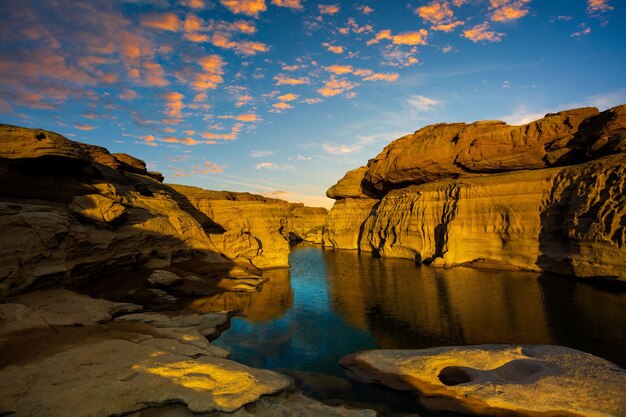 Grand Canyon na Tailândia Natural de rock canyon em Mekhong River Hat Chom Dao ou Chomdao Beach