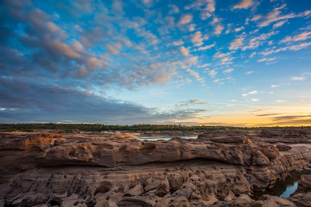 Grand Canyon na Tailândia Natural de rock canyon no Mekhong River Hat Chom Dao ou Chomdao Beach e