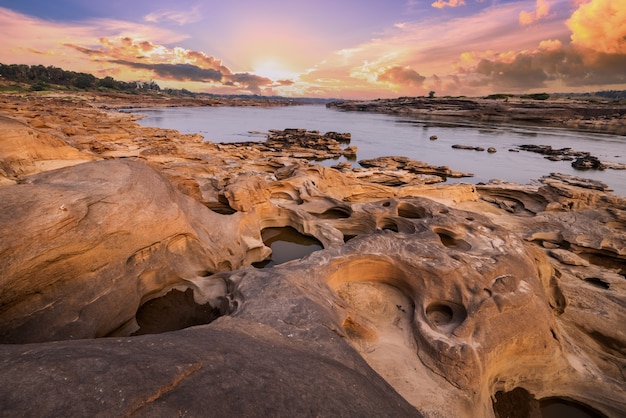 Foto grand canyon três mil ondulantes e arenito do vale do rio