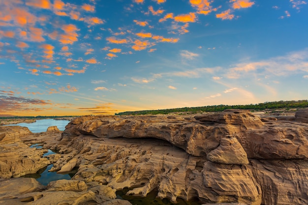 Grand CanyonUbon RatchathaniLandschaft der erodierten großen felsigen Stromschnellenschlucht mit Mekong-Fluss und colorfu