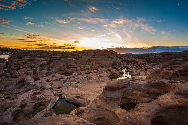 Grand canyonUbon RatchathaniScenery of Eroded gran desfiladero de rápidos rocosos con el río Mekong y el color