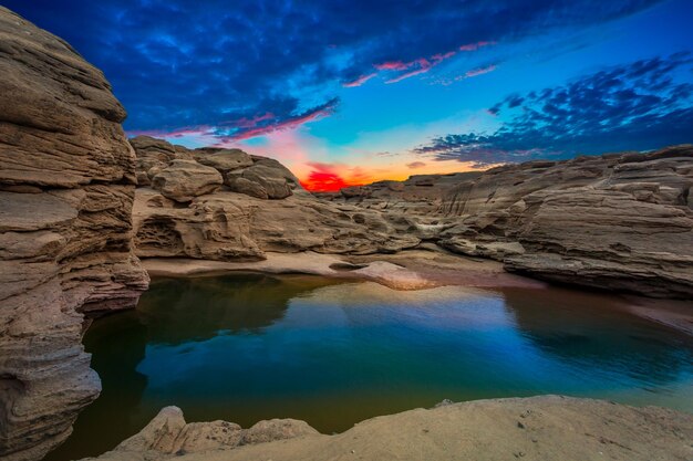 Grand canyonUbon RatchathaniScenery of Eroded gran desfiladero de rápidos rocosos con el río Mekong y el color