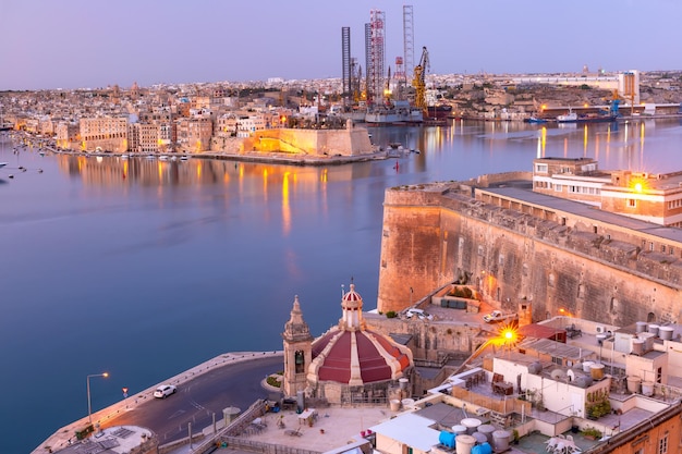 Grand Harbour y Senglea - una de las tres ciudades, Iglesia de Nuestra Señora de Liesse en Quay of Valletta al amanecer, Malta.