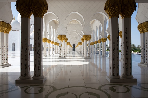 Grand mosque é uma das maiores mesquitas do mundo