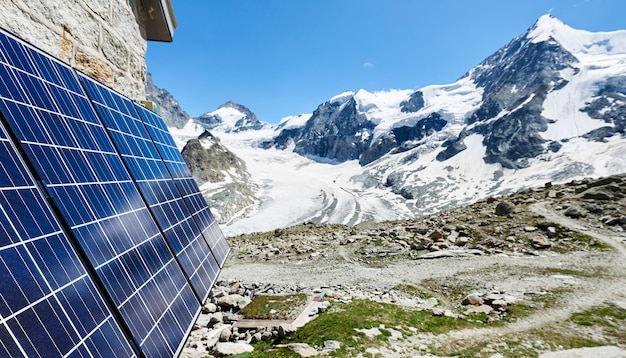 Grand Mountet Hut mit Solarbatterien an der Wand an einem schönen sonnigen Tag in den Schweizer Alpen