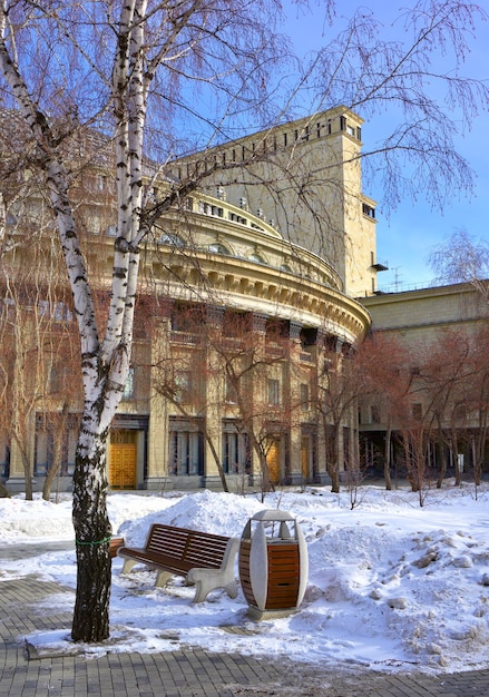 Grand Opera and Ballet Theatre Theatre Park com bétulas nuas na primavera Novosibirsk Sibéria Rússia