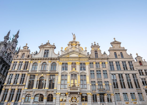 Grand Place es un hermoso y elegante punto de referencia en Bruselas Bélgica bajo el cielo crepuscular de la tarde al atardecer