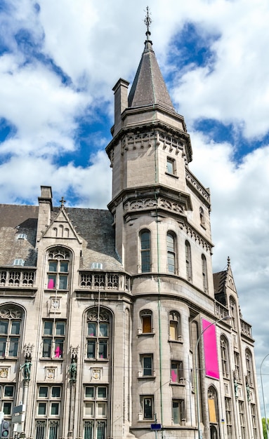 Foto el grand poste, un edificio histórico en lieja, valonia, bélgica