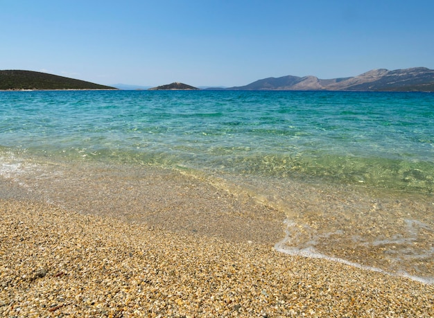 Grand Sandstrand in der Ägäis mit Urlaubern und Touristen auf der Insel Euböa in Griechenland