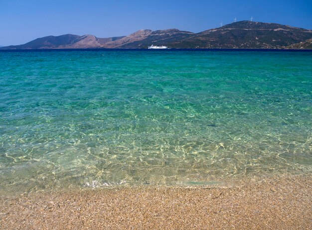 Grand Sandstrand in der Ägäis mit Urlaubern und Touristen auf der Insel Euböa in Griechenland