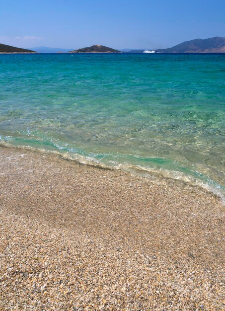 Grand Sandstrand in der Ägäis mit Urlaubern und Touristen auf der Insel Euböa in Griechenland