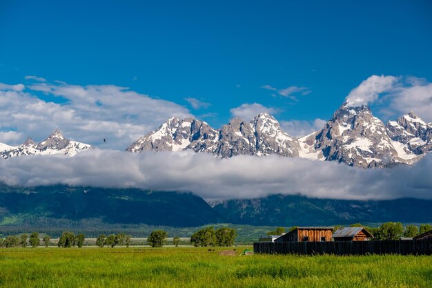 Grand Teton Mountains com nuvens baixas