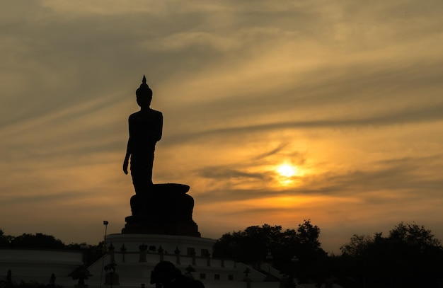 Grand Walking Buddha-Statue die Hauptstatue der buddhistischen Diözese unter Dämmerungshimmel in Thailand