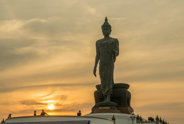 Grand Walking Buddha-Statue die Hauptstatue der buddhistischen Diözese unter Dämmerungshimmel in Thailand