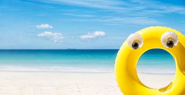 Grande anel inflável de borracha amarela no fundo do lado do mar no conceito de férias de verão tropical de dia ensolarado