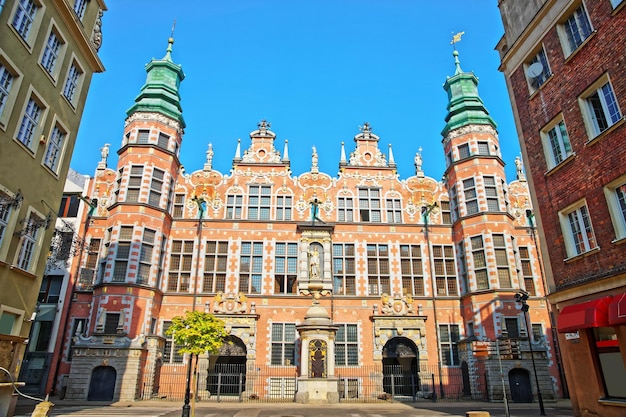 Grande Arsenal na Rua Piwna, na cidade velha de Gdansk, Polônia