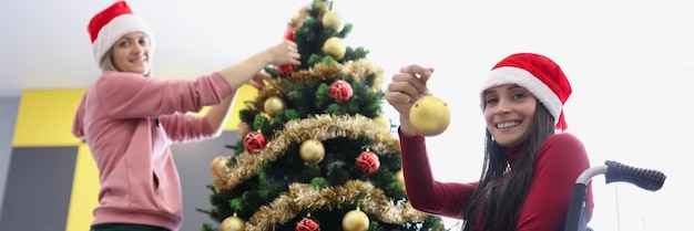 Grande árvore de natal verde com brinquedos