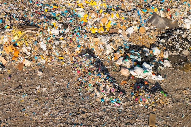Grande aterro de lixo com sacos de plástico e lixo no país Conceito de poluição ambiental