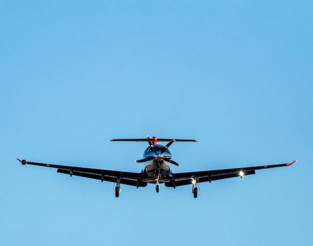 Grande avião de fuselagem de metal pousando no aeroporto de sabadell abaixo na imagem