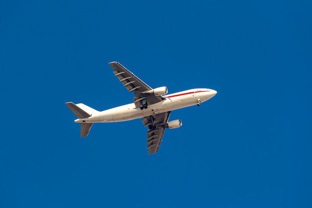 grande avião de passageiros voando no céu azul