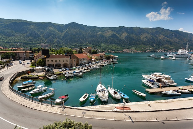 Grande baía marítima com iates de atracação na cidade de kotor, montenegro