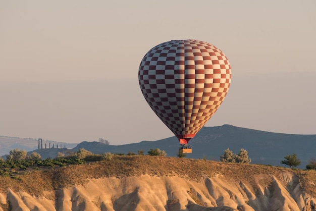 Grande balão de ar quente com uma cesta cheia de turistas