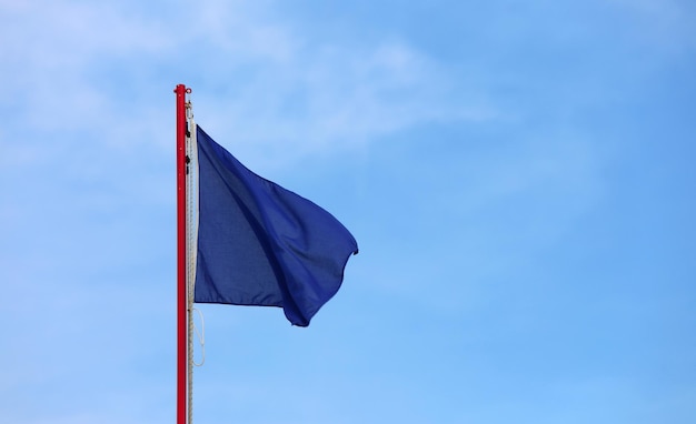 Grande bandeira azul ondas no céu azul este é um símbolo indica uma área com mar limpo
