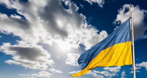 Grande bandeira nacional da Ucrânia voa no céu azul Grande bandeira do estado ucraniano azul amarelo Bandeira da independência Dia da Constituição Feriado nacional espaço de texto