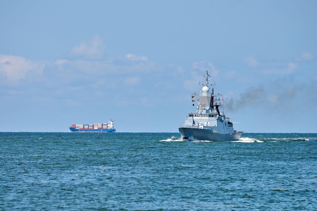 Grande barco com mísseis durante exercícios navais e desfile, destruidor de mísseis guiados pela marinha russa manobrando no mar báltico. navio de guerra militar moderno navegando em um mar azul vibrante