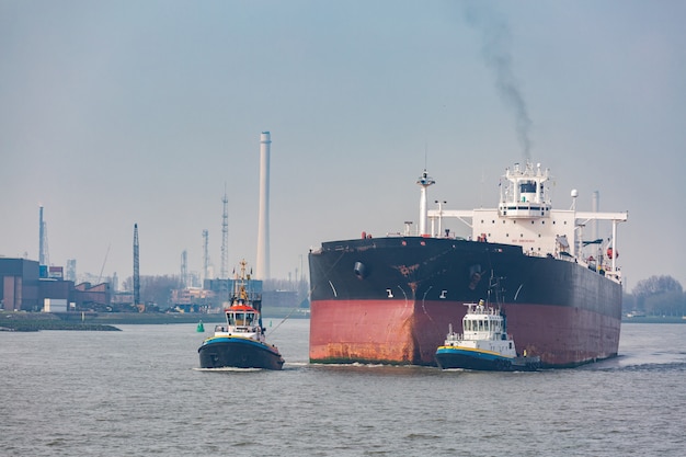 Grande barco de contêineres de carga