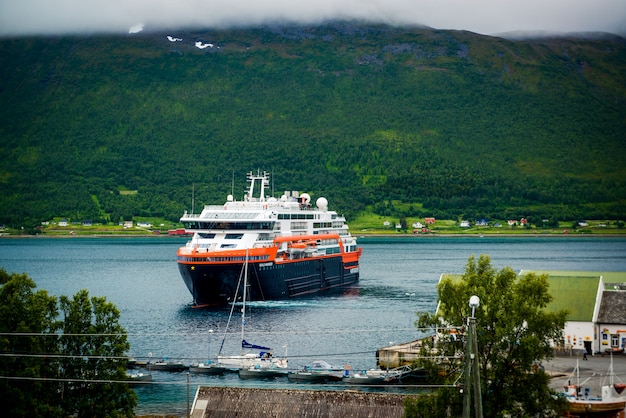 Grande barco no fiorde norueguês